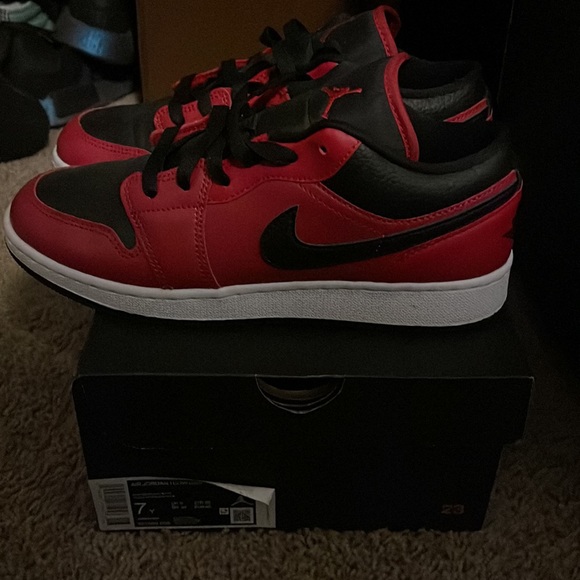 Chicago Red Jordan’s Lows Grade School Youth 7 - Picture 3 of 8